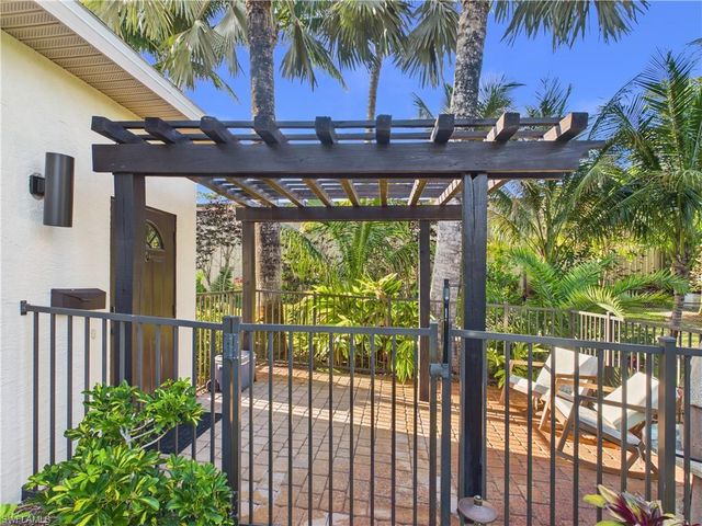 6072 Polly AVE, Naples, FL 34112