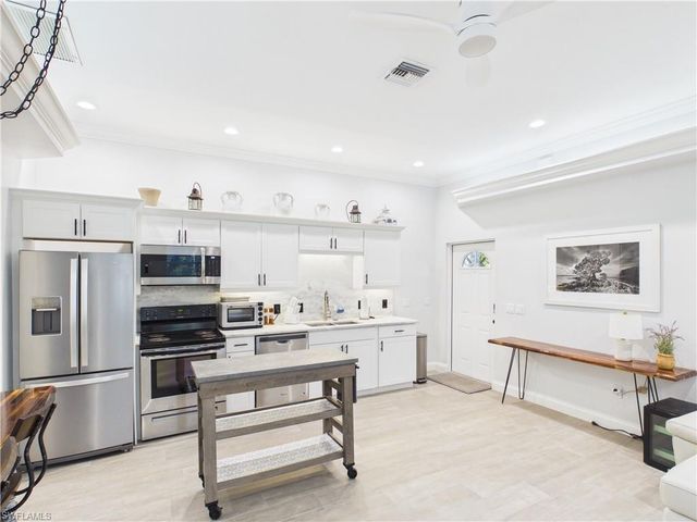 6072 Polly AVE, Naples, FL 34112