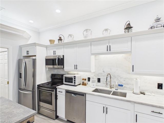 6072 Polly AVE, Naples, FL 34112
