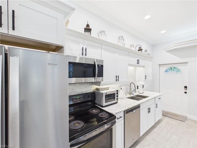 6072 Polly AVE, Naples, FL 34112
