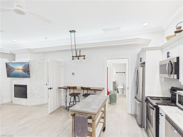 6072 Polly AVE, Naples, FL 34112