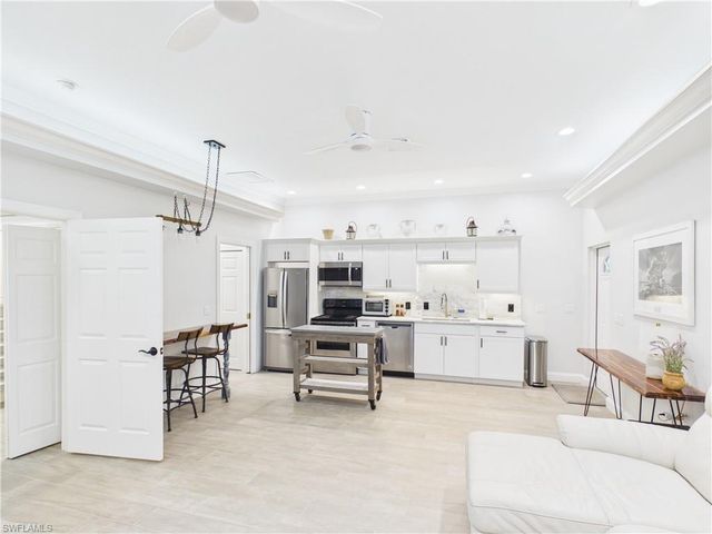 6072 Polly AVE, Naples, FL 34112