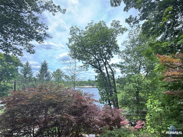 57 Lakeside Drive, Sussex, NJ 07461