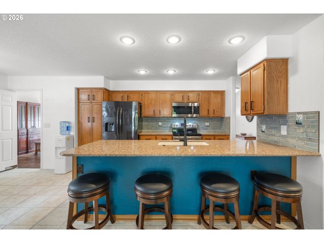 5945 Se BLOSSOM St, Hillsboro, OR 97123