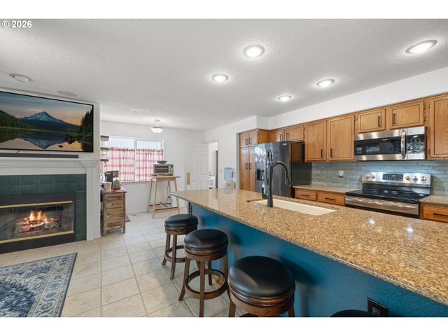 5945 Se BLOSSOM St, Hillsboro, OR 97123