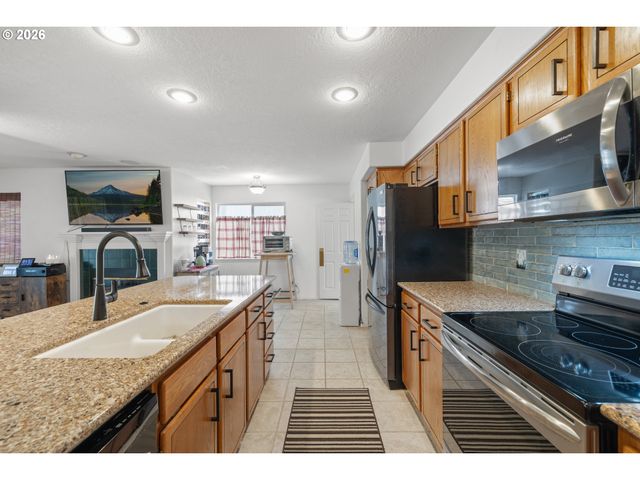 5945 Se BLOSSOM St, Hillsboro, OR 97123