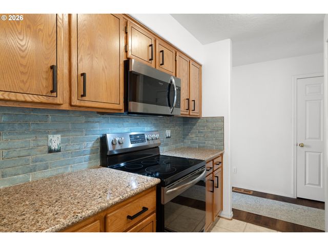 5945 Se BLOSSOM St, Hillsboro, OR 97123