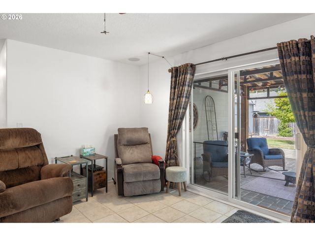 5945 Se BLOSSOM St, Hillsboro, OR 97123