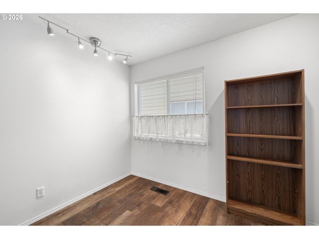 5945 Se BLOSSOM St, Hillsboro, OR 97123
