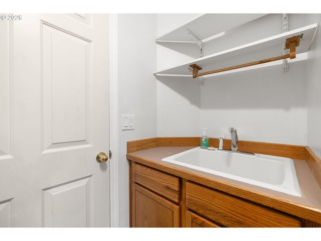 5945 Se BLOSSOM St, Hillsboro, OR 97123