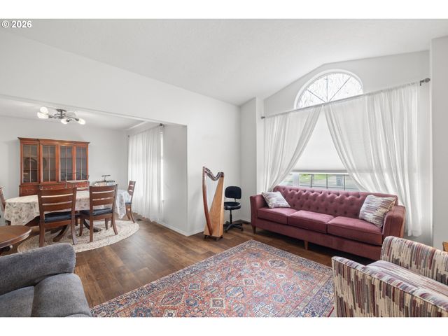 5945 Se BLOSSOM St, Hillsboro, OR 97123