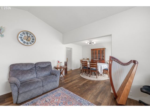 5945 Se BLOSSOM St, Hillsboro, OR 97123