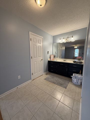 405 Robins St, E, Lawrenceburg, TN 38464