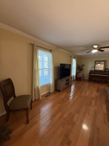 405 Robins St, E, Lawrenceburg, TN 38464