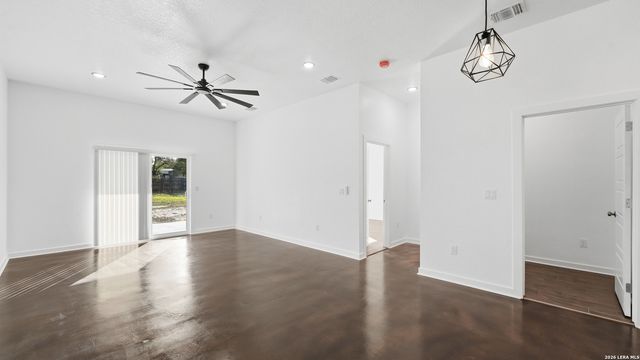 4606 Lee Way, Elmendorf, TX 78112