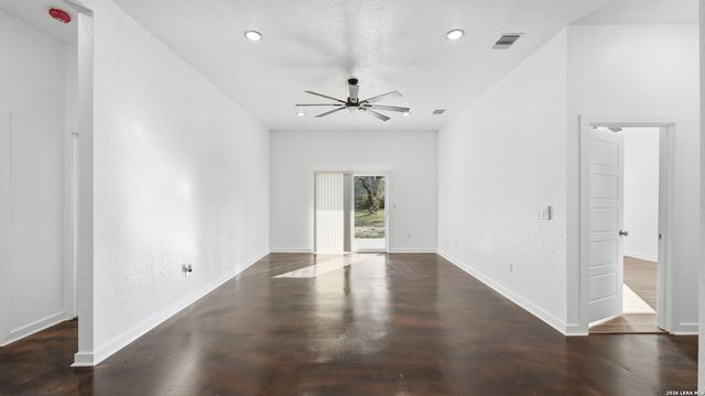 4606 Lee Way, Elmendorf, TX 78112