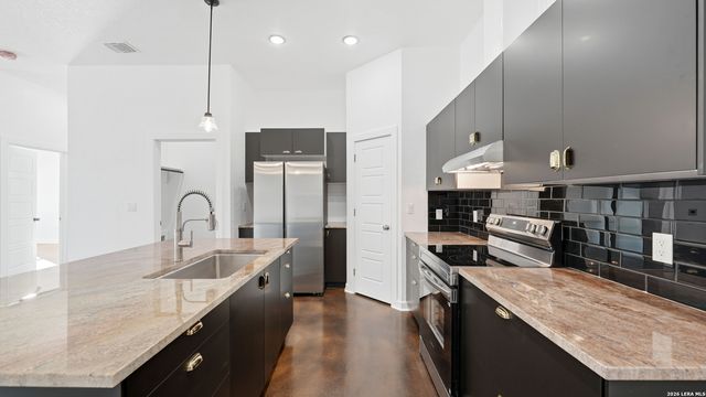 4606 Lee Way, Elmendorf, TX 78112