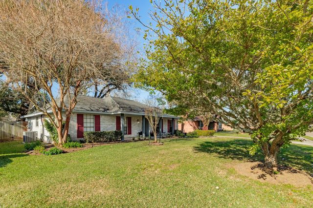 221 Banyan Street, Lake Jackson, TX 77566