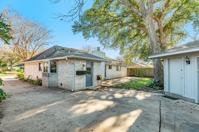 221 Banyan Street, Lake Jackson, TX 77566