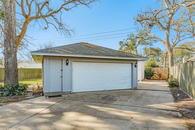221 Banyan Street, Lake Jackson, TX 77566