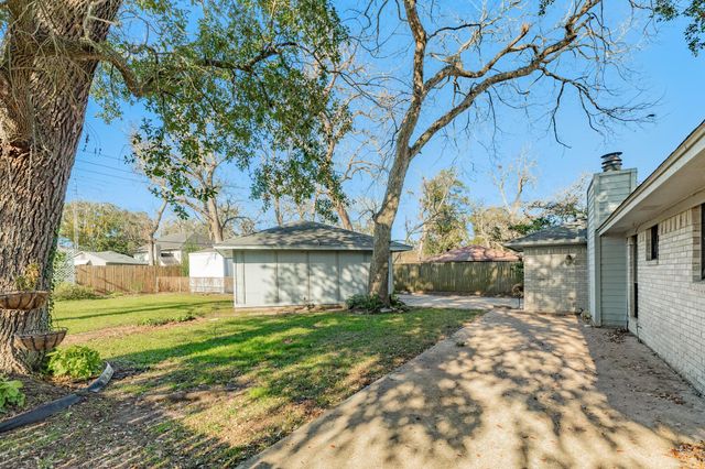 221 Banyan Street, Lake Jackson, TX 77566