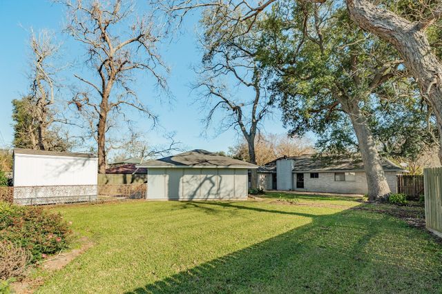221 Banyan Street, Lake Jackson, TX 77566