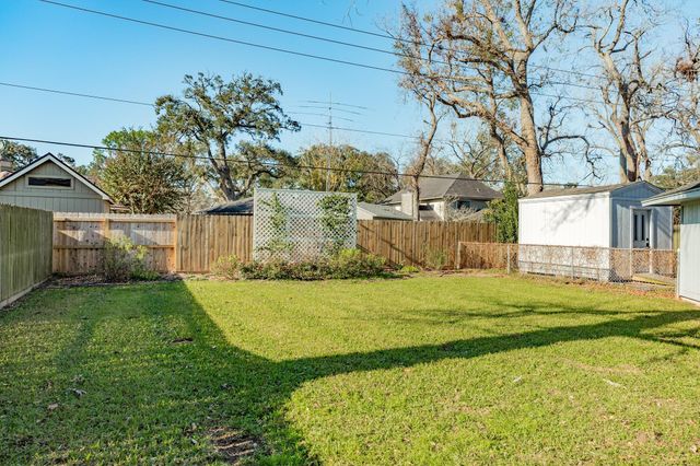 221 Banyan Street, Lake Jackson, TX 77566