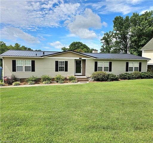 734 Pinehaven Drive, New London, NC 28127