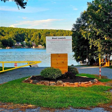 734 Pinehaven Drive, New London, NC 28127
