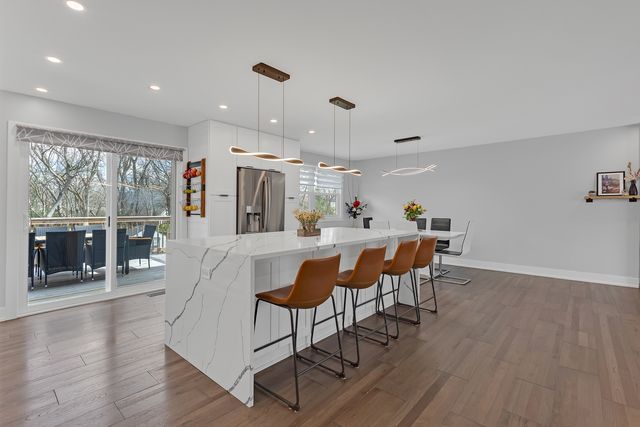 1135 N King Charles Court, Palatine, IL 60067