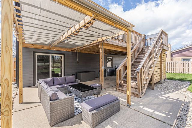 1135 N King Charles Court, Palatine, IL 60067