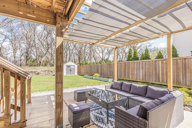 1135 N King Charles Court, Palatine, IL 60067