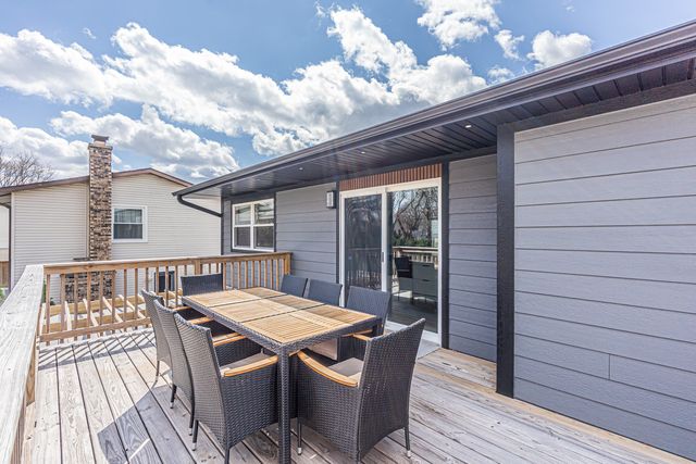 1135 N King Charles Court, Palatine, IL 60067