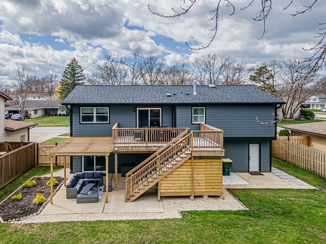 1135 N King Charles Court, Palatine, IL 60067