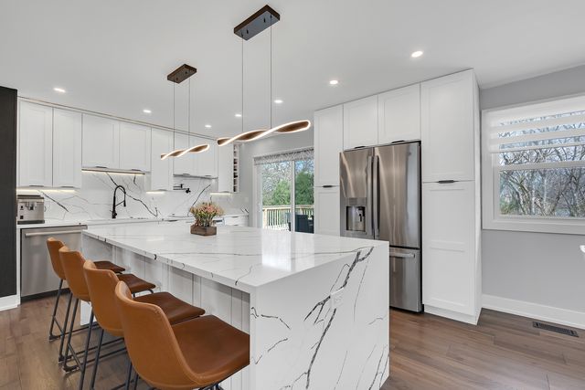 1135 N King Charles Court, Palatine, IL 60067