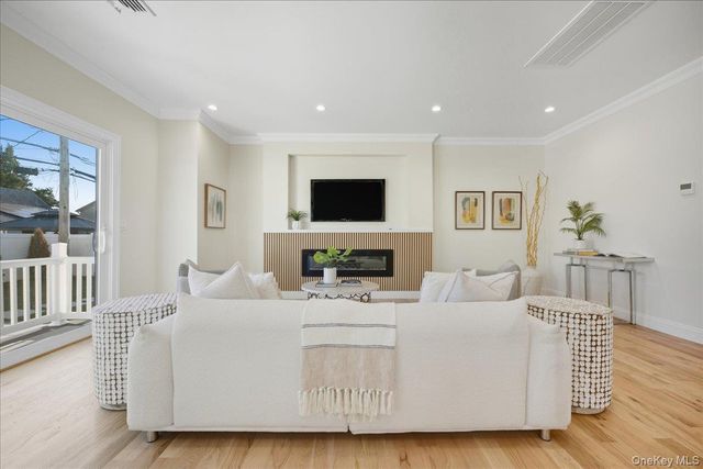 28 Eve Lane, Levittown, NY 11756