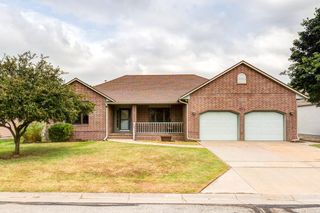 921 Twin Oaks Dr, Salina, KS 67401