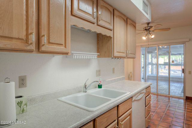 77 W Calle Del Lago, Green Valley, AZ 85614