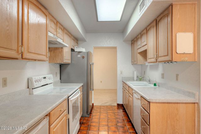 77 W Calle Del Lago, Green Valley, AZ 85614