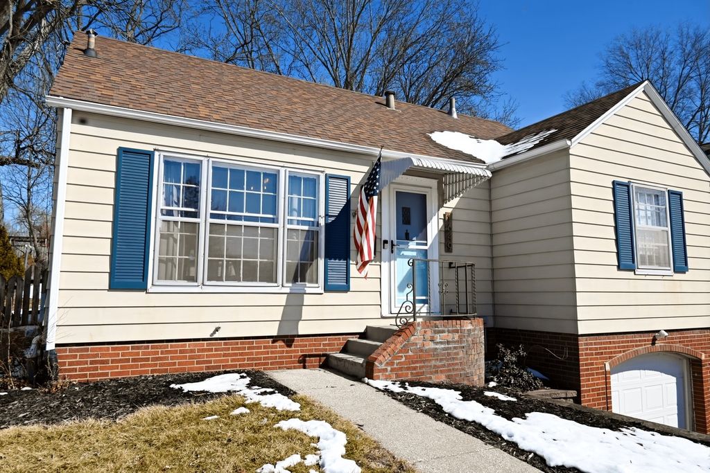 1649 Northwest Drive, Des Moines, IA 50310