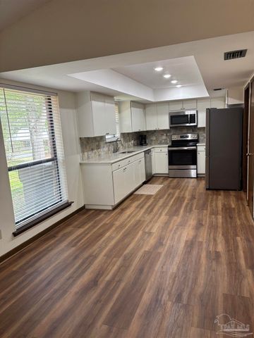 10011 Hollowbrook Dr, Pensacola, FL 32514