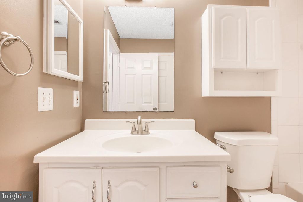 12113 GREENWAY CT #101, Fairfax, VA 22033