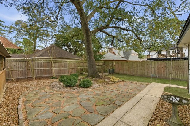 5 Devonshire Drive, Conroe, TX 77304