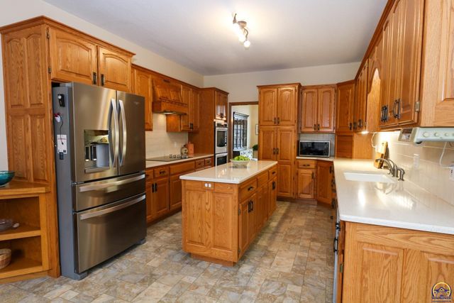 2901 West Lake Dr, Emporia, KS 66801