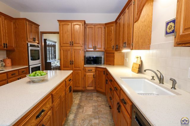 2901 West Lake Dr, Emporia, KS 66801