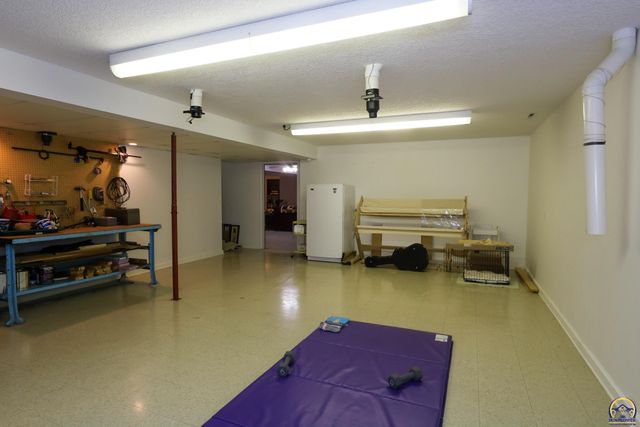 2901 West Lake Dr, Emporia, KS 66801