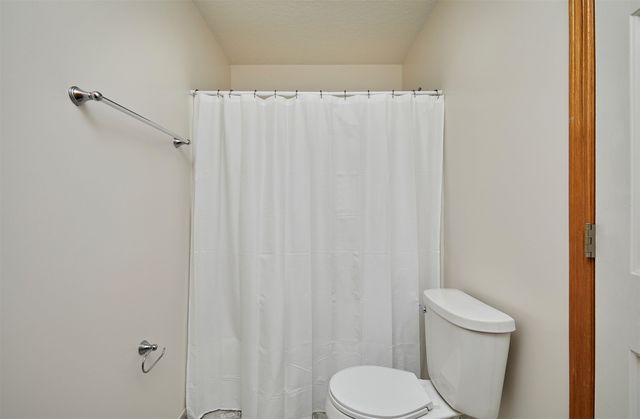 832 Red Hawk Way SE, Altoona, IA 50009