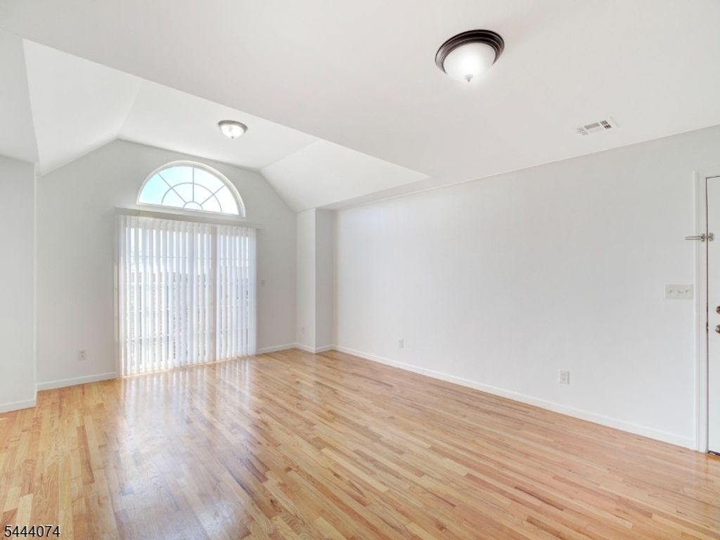 627 Hunterdon St, Newark City, NJ 07108 — photo 4