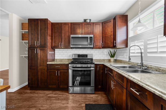 4557 Royal Ridge Boulevard, Las Vegas, NV 89103