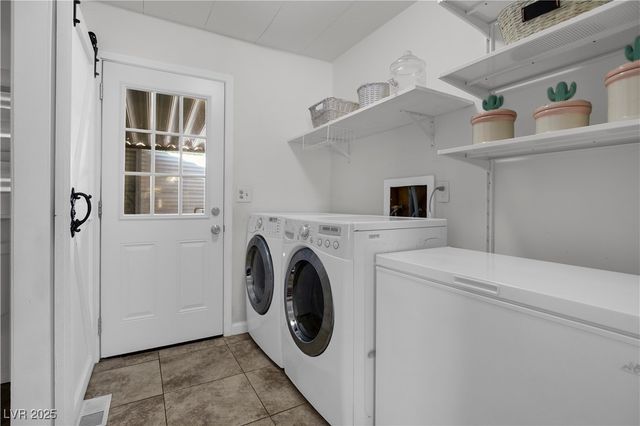 4557 Royal Ridge Boulevard, Las Vegas, NV 89103